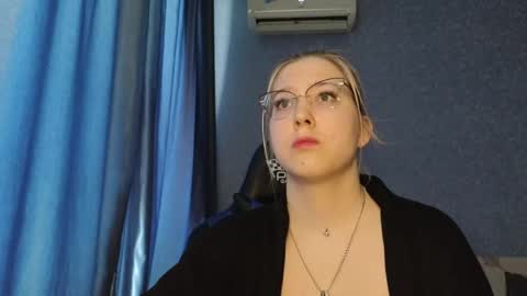 Snapshot of brandy__stars chatting on May 22, 7:04 am Belle online show from May 22, 7:04 am