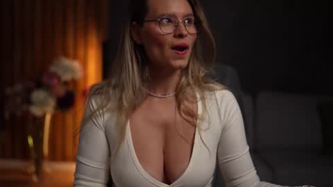 Snapshot of brandywhite chatting on October 6, 4:21 am Alex online show from October 6, 4:21 am