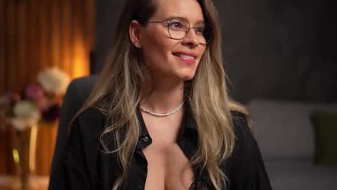 Snapshot of brandywhite chatting on December 3, 5:37 am Alex online show from December 3, 5:37 am