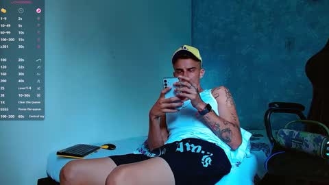 Snapshot of bray_hotboy chatting on December 28, 7:22 pm Bray Hotboy online show from December 28, 7:22 pm
