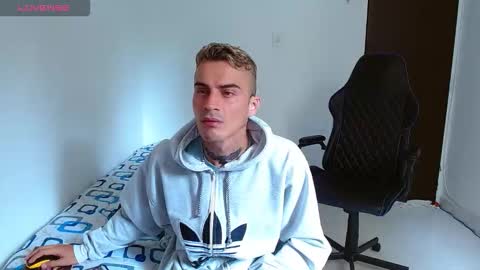 Snapshot of bray_hotboy chatting on October 12, 3:44 pm Bray Hotboy online show from October 12, 3:44 pm