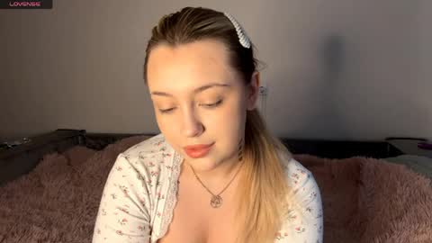 Mia   online show from April 12, 7:24 am