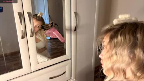 Mia   online show from April 21, 7:47 am