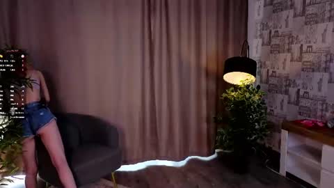 Snapshot of bridgetbottrell chatting on July 9, 1:42 am Hanna online show from July 9, 1:42 am