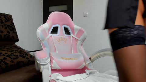 Snapshot of britney_charm chatting on February 7, 5:52 am britney_charm online show from February 7, 5:52 am