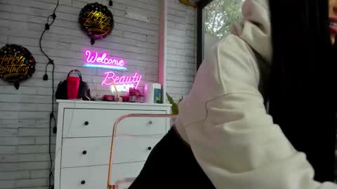 Snapshot of britney_charm chatting on October 6, 6:33 am britney_charm online show from October 6, 6:33 am