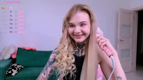 Snapshot of britney_lynch chatting on May 25, 2:12 pm Britney online show from May 25, 2:12 pm
