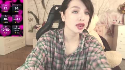 Snapshot of britneybarker chatting on October 6, 2:42 am britneybarker online show from October 6, 2:42 am