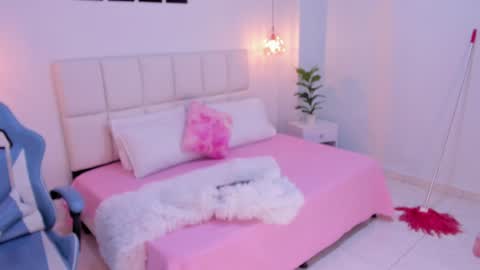 Snapshot of brittany_cute18 chatting on December 17, 6:20 pm   online show from December 17, 6:20 pm