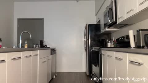 Snapshot of brodybiggs chatting on September 22, 12:01 am Brody Biggs online show from September 22, 12:01 am