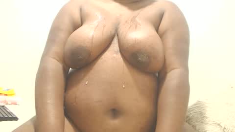 Snapshot of brownn_ebonnny chatting on April 28, 2:27 am brownn_ebonnny online show from April 28, 2:27 am