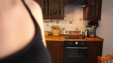 Snapshot of brunaeveritt chatting on May 1, 2:21 pm Tess online show from May 1, 2:21 pm