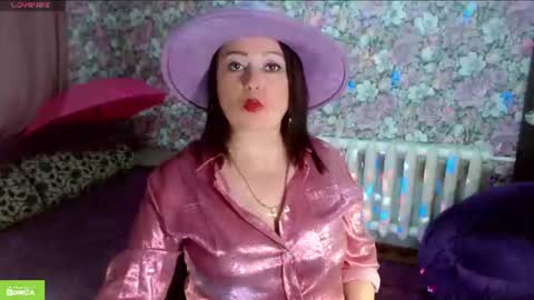 Snapshot of brunette7786 chatting on June 11, 10:30 pm Julia online show from June 11, 10:30 pm