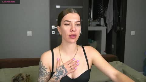 Snapshot of brunette_from_the_moon chatting on April 9, 9:53 pm Alice online show from April 9, 9:53 pm