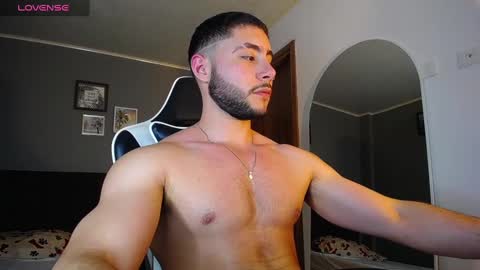 Snapshot of bryan_oficials chatting on December 2, 1:36 am bryan_oficials online show from December 2, 1:36 am