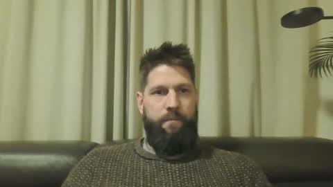 Snapshot of bubblebee1982 chatting on December 15, 5:53 pm bubblebee1982 online show from December 15, 5:53 pm