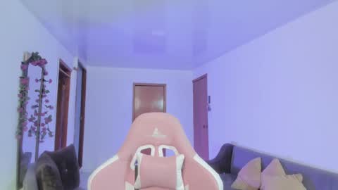 Snapshot of burbuja_cosmic chatting on March 9, 4:05 am Im Val Welcome to my room My instagram Bubble cosmic online show from March 9, 4:05 am