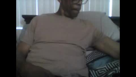 Snapshot of busturgutzgd11 chatting on December 25, 7:24 pm Busturgutzgd1 online show from December 25, 7:24 pm