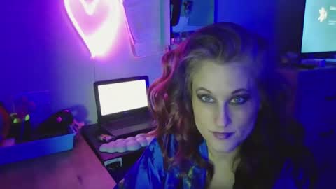 busybee83 online show from December 19, 12:23 pm