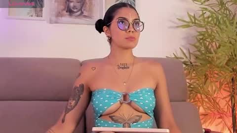 Snapshot of butterflyy1 chatting on December 4, 8:29 pm butterflyy1 online show from December 4, 8:29 pm