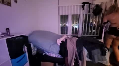 HannahWreckshin online show from December 28, 2:32 pm