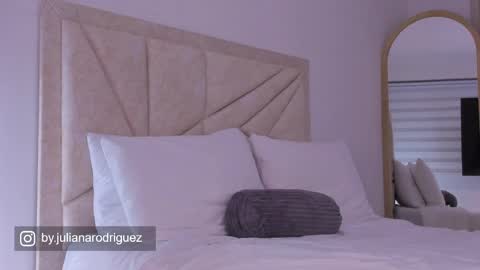 Snapshot of by_juliana chatting on May 4, 2:40 am online show from May 4, 2:40 am