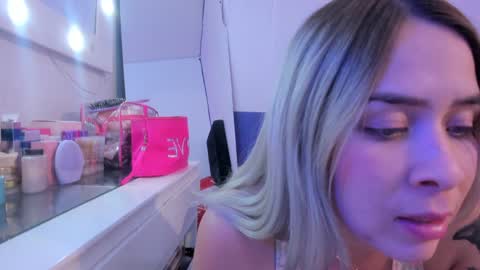 Snapshot of byanca_winklar chatting on December 8, 4:28 pm     online show from December 8, 4:28 pm