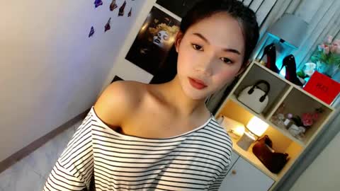 Snapshot of caitlin_x chatting on May 1, 7:29 pm caitlin online show from May 1, 7:29 pm