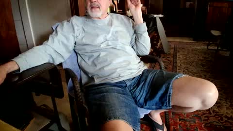 Snapshot of cali1962 chatting on February 19, 7:48 pm Cal online show from February 19, 7:48 pm