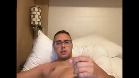 Snapshot of caliguyweo chatting on October 23, 10:25 am caliguyweo online show from October 23, 10:25 am
