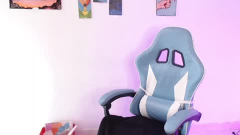 callmebluee online show from April 17, 6:11 pm