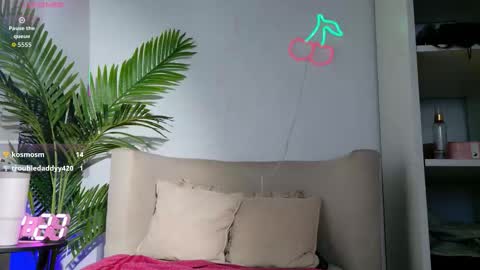 Mia online show from March 4, 4:02 pm