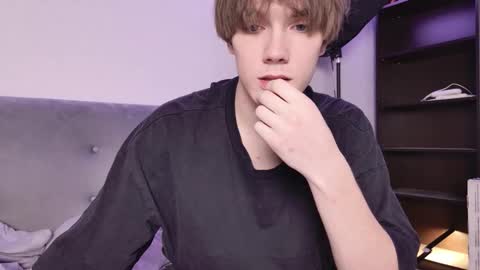 Snapshot of callmenineoneseven chatting on October 19, 9:32 am Nick online show from October 19, 9:32 am