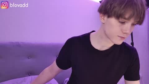 Snapshot of callmenineoneseven chatting on December 18, 2:06 am Nick online show from December 18, 2:06 am