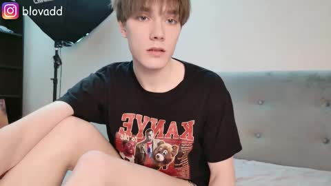 Snapshot of callmenineoneseven chatting on February 12, 4:35 pm Nick online show from February 12, 4:35 pm