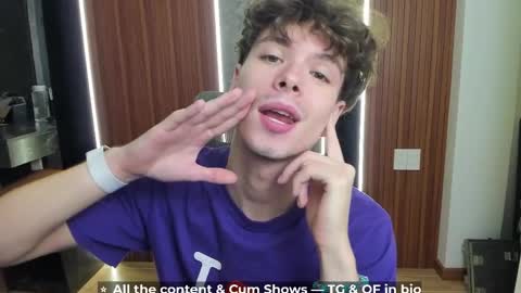 Snapshot of calvin_loves_you chatting on April 24, 5:15 pm Hey I am Calvin online show from April 24, 5:15 pm