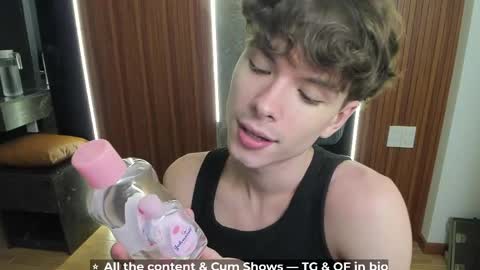 Snapshot of calvin_loves_you chatting on April 25, 5:10 pm Hey I am Calvin online show from April 25, 5:10 pm