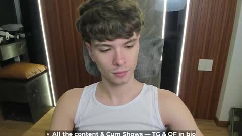Snapshot of calvin_loves_you chatting on May 9, 5:07 pm Hey I am Calvin online show from May 9, 5:07 pm