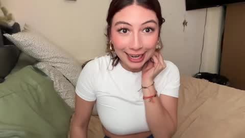 Snapshot of cami_calderon chatting on May 28, 9:34 pm Camila online show from May 28, 9:34 pm