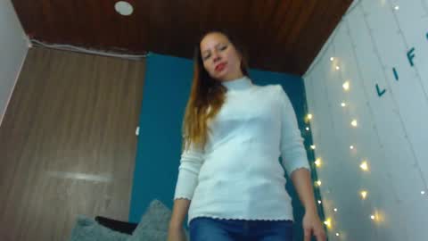 Snapshot of camila_delarosa chatting on December 21, 12:38 pm camila online show from December 21, 12:38 pm