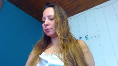 Snapshot of camila_delarosa chatting on January 12, 12:44 pm camila online show from January 12, 12:44 pm