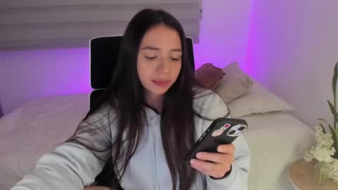 Snapshot of camila_ec2 chatting on April 24, 1:41 am C A M I online show from April 24, 1:41 am