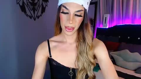 Snapshot of camila_hoottie chatting on December 16, 3:30 am Camila online show from December 16, 3:30 am