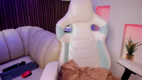 Snapshot of camila_martinez9 chatting on July 24, 3:54 pm camila_martinez9 online show from July 24, 3:54 pm