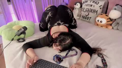 Snapshot of camila_matinez_ chatting on February 17, 11:31 pm Camila online show from February 17, 11:31 pm