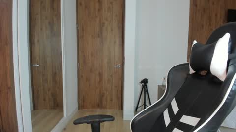 Camila online show from January 18, 9:18 pm