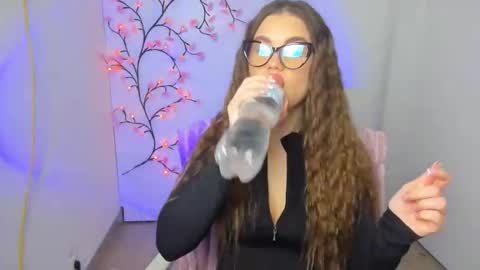 Snapshot of camilla_xo_ chatting on December 14, 6:19 am Camilla online show from December 14, 6:19 am