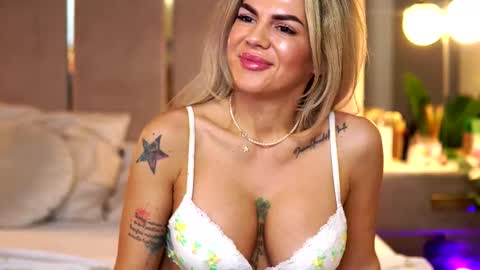 Snapshot of camillastarr chatting on December 4, 9:29 am Camy online show from December 4, 9:29 am