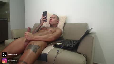 Snapshot of camiloinlive chatting on October 28, 1:42 am camiloinlive online show from October 28, 1:42 am