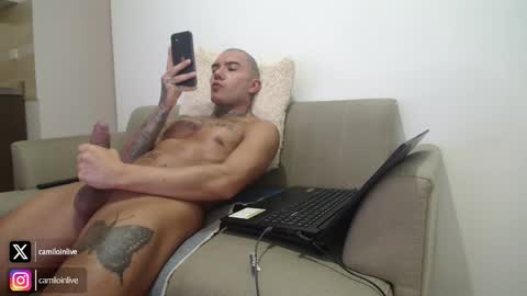 Snapshot of camiloinlive chatting on December 22, 4:04 pm camiloinlive online show from December 22, 4:04 pm